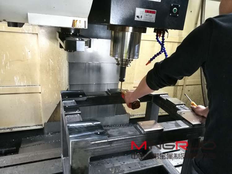 鈑金機(jī)箱加工模具成型和數(shù)控加工哪個成本低